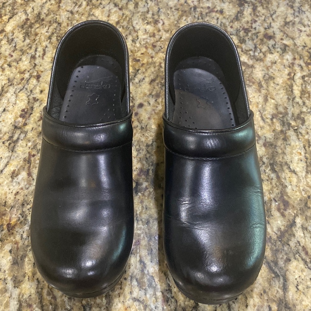 DANSKO women’s black leather size 39 clogs